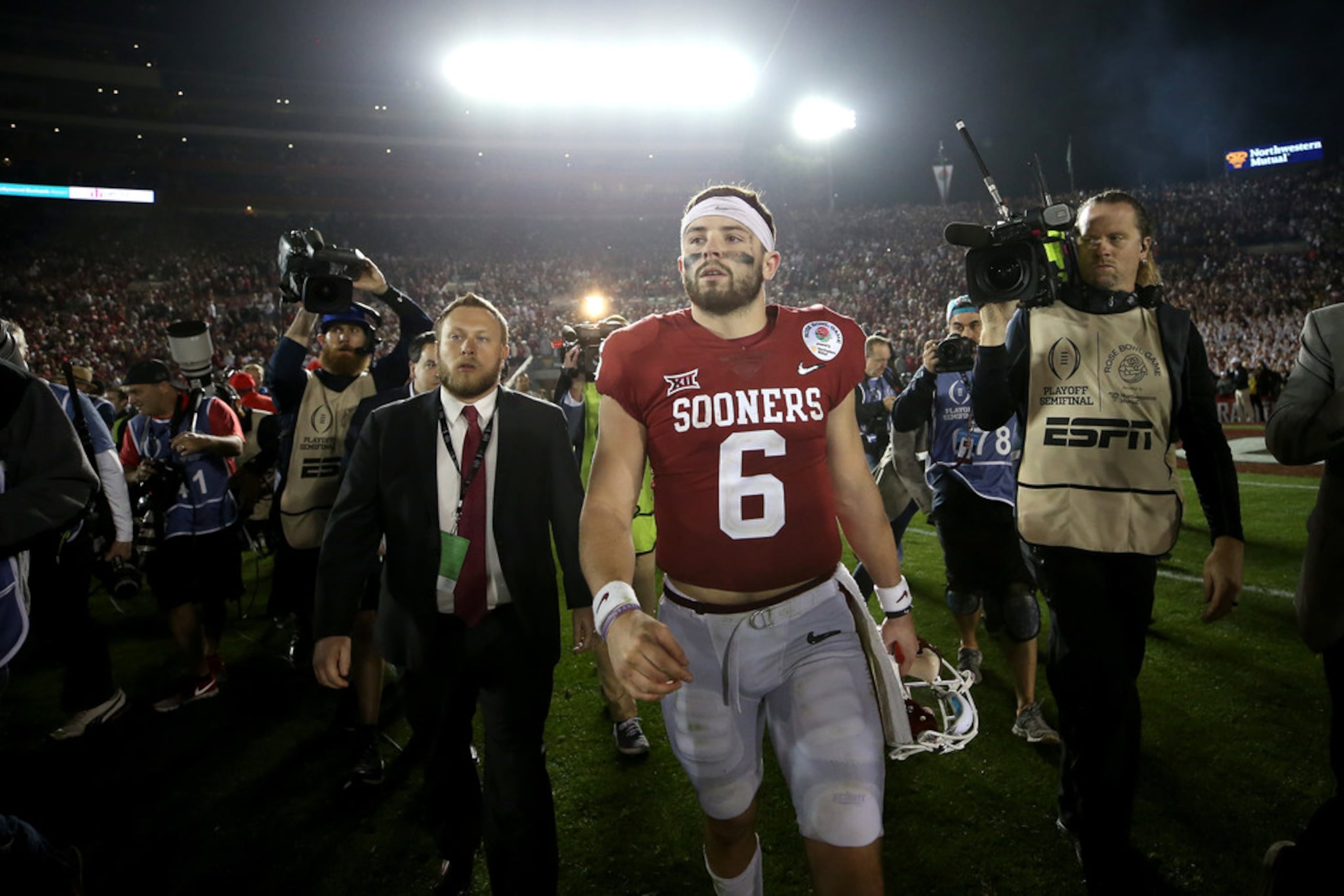 Oklahoma Sooners quarterback Baker Mayfield (6) catches for a touchdown  against the Georgia Bulldogs during the first half of the College Football  Playoff semifinal at the Rose Bowl in Pasadena, C …