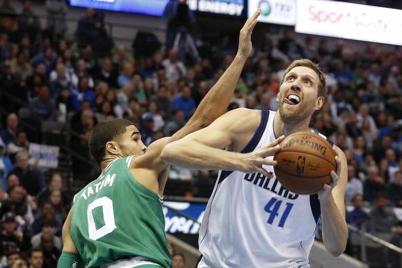 Dirk Nowitzki (41) jugará este año su temporada número 21 con los Mavericks. (DMN/Vernon...