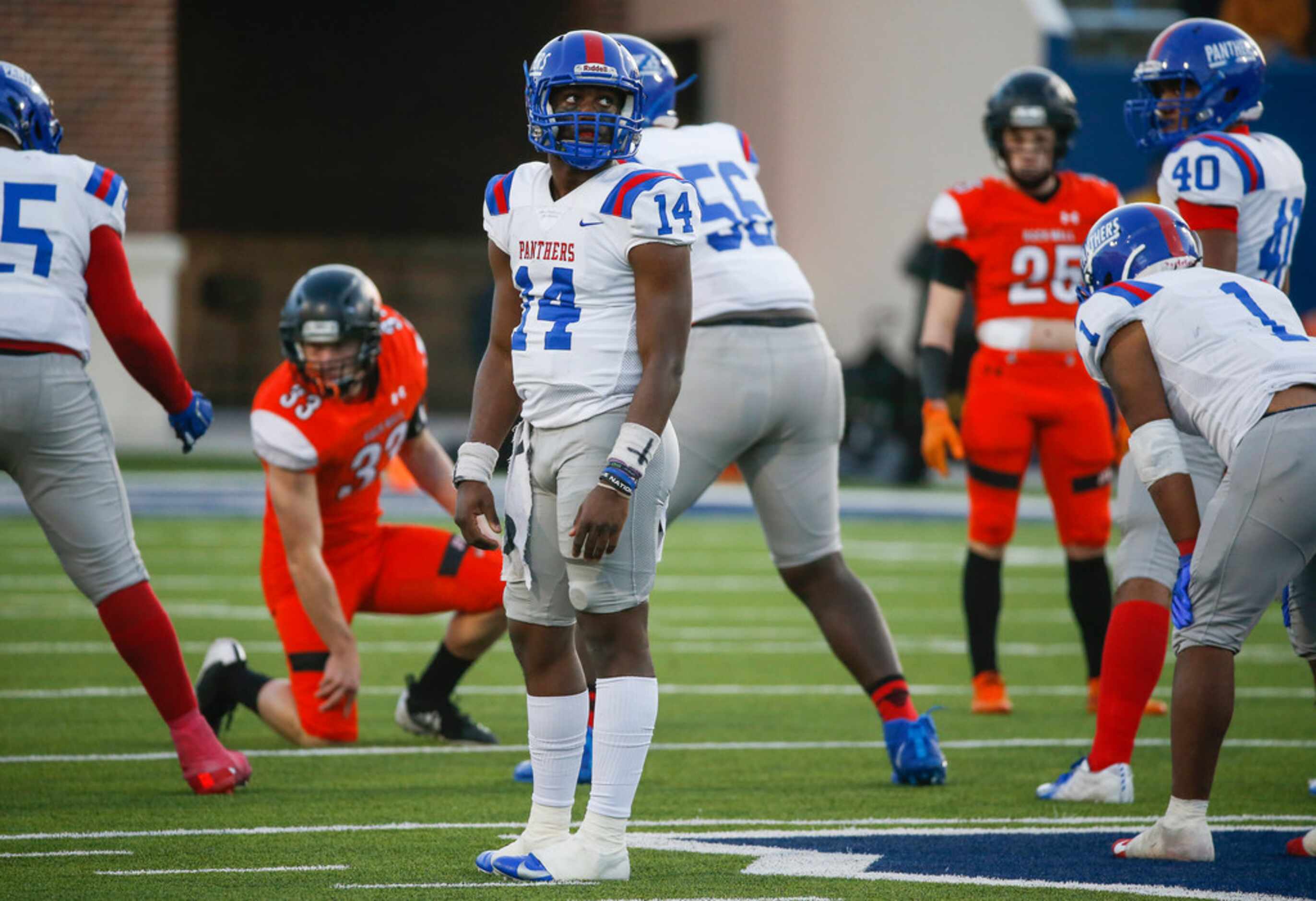 Duncanville quarterback Chris Parson (14) looks to the scoreboard during the second half of...