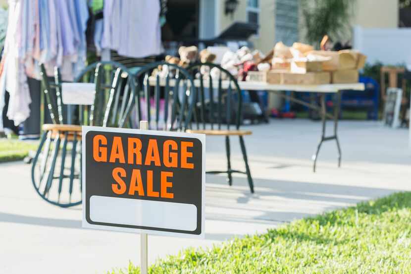 Ciudades en el Norte de Texas vuelven a emitir permisos para ventas de garaje.
