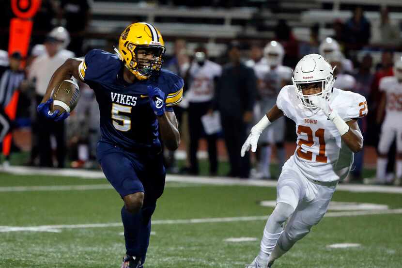 Arlington Lamar receiver Isaiah Neyor (5) runs for a touchdown on a fourth-down reception as...