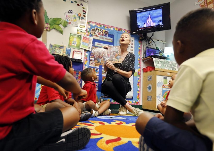 La maestra Erin Jones lee el libro “Los chimpancés no usan lentes” durante la hora de...