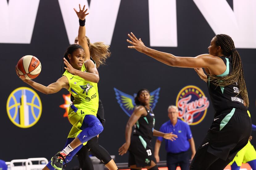 PALMETTO, FL - JULY 29: Moriah Jefferson #4 of the Dallas Wings  handles the ball against...
