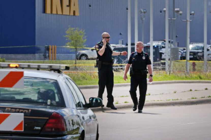 La policía de Grand Prairie llegó al lugar del incidente donde un hombre disparó a agentes...