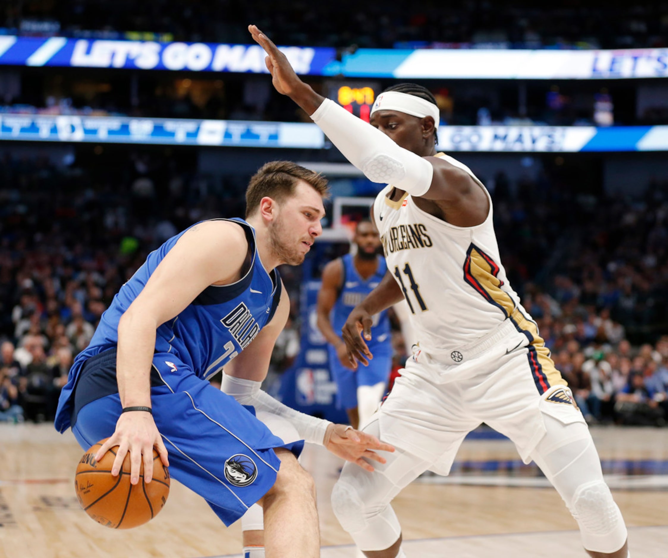 Dallas Mavericks guard Luka Doncic (77) dribbles in front of New Orleans Pelicans guard Jrue...