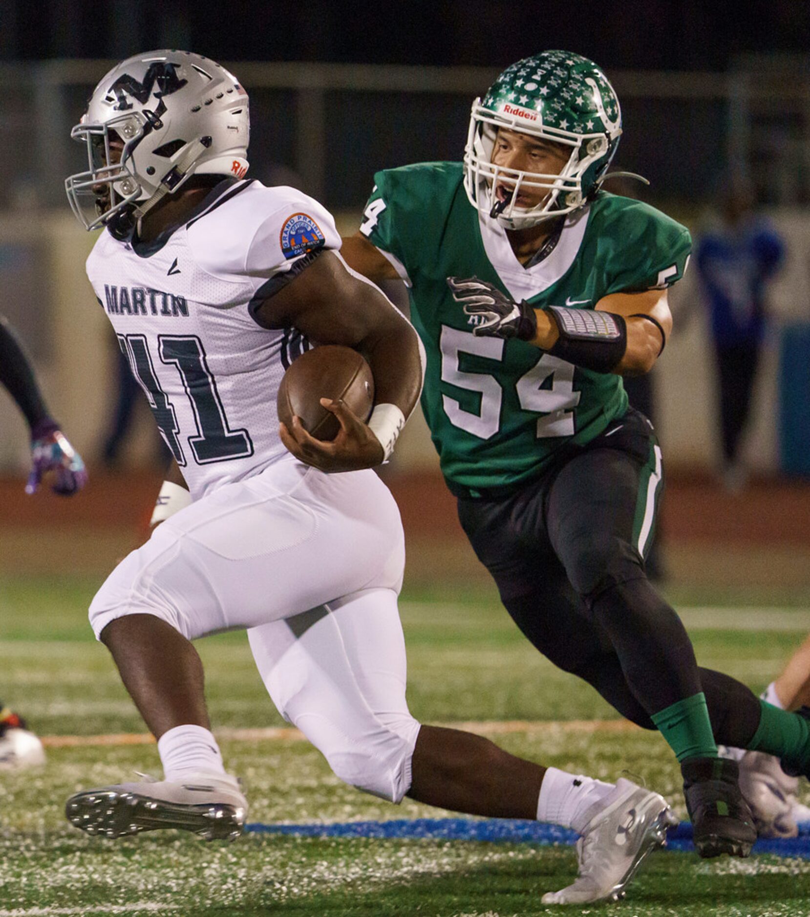 Arlington Martin running back  Chris Craft (41) gets past Arlington linebacker Antonio...