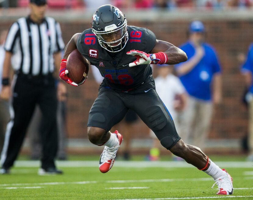 Southern Methodist Mustangs wide receiver Courtland Sutton (16) runs the ball during the...