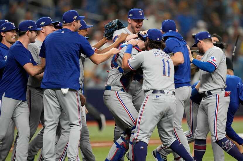 Jugadores de los Rangers de Texas celebran después de derrotar 7-1 a los Rays de Tampa Bay...