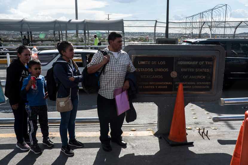 Migrantes esperan en el Puente Paso del Norte en Ciudad Juárez, Chihuahua. Un creciente...