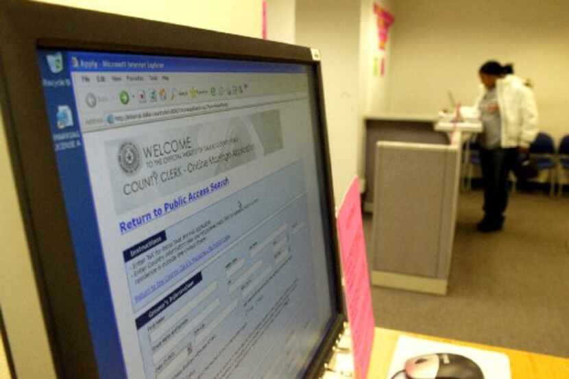 Para evitar un mayor contagio de coronavirus, las oficinas del condado de Dallas realizan...