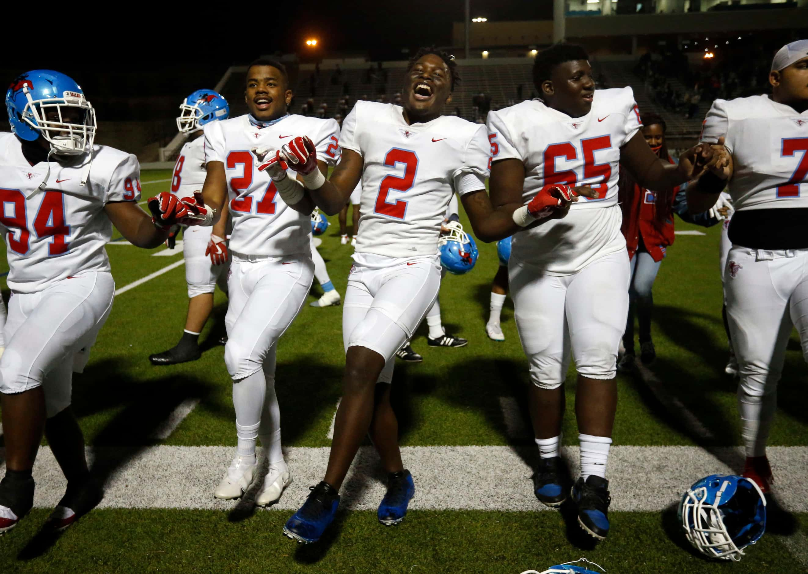 Skyline’s Quaydarius Davis (2) celebrates with teammates at the end of the team’s 21-14...