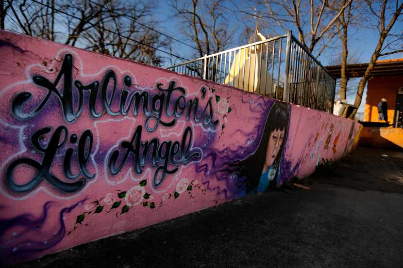 Un gran mural recuerda a Amber Hagerman, la niña que fue secuestrada mientras montaba...