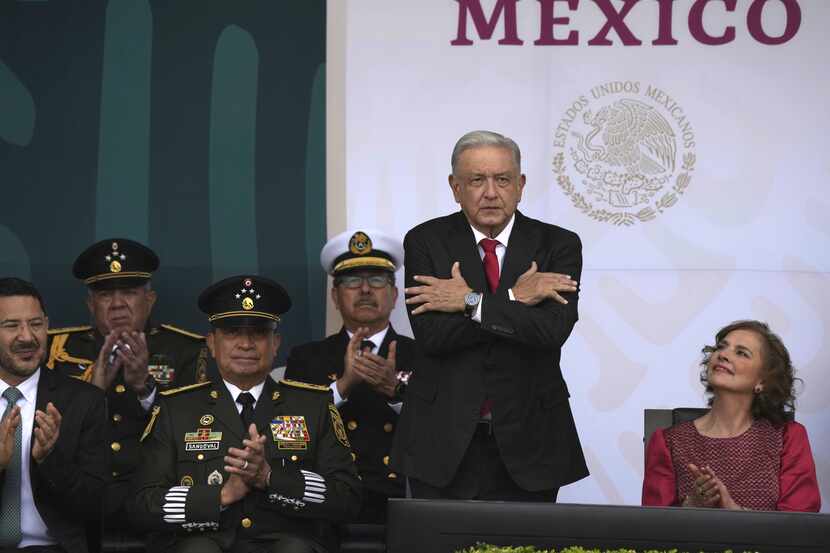 El presidente mexicano Andrés Manuel López Obrador, acompañado por la primera dama Beatriz...