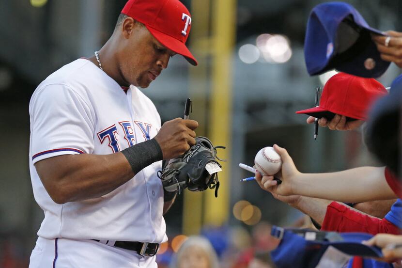 Texas Rangers third baseman Adrian Beltre (29) signs autographs before the Los Angeles...
