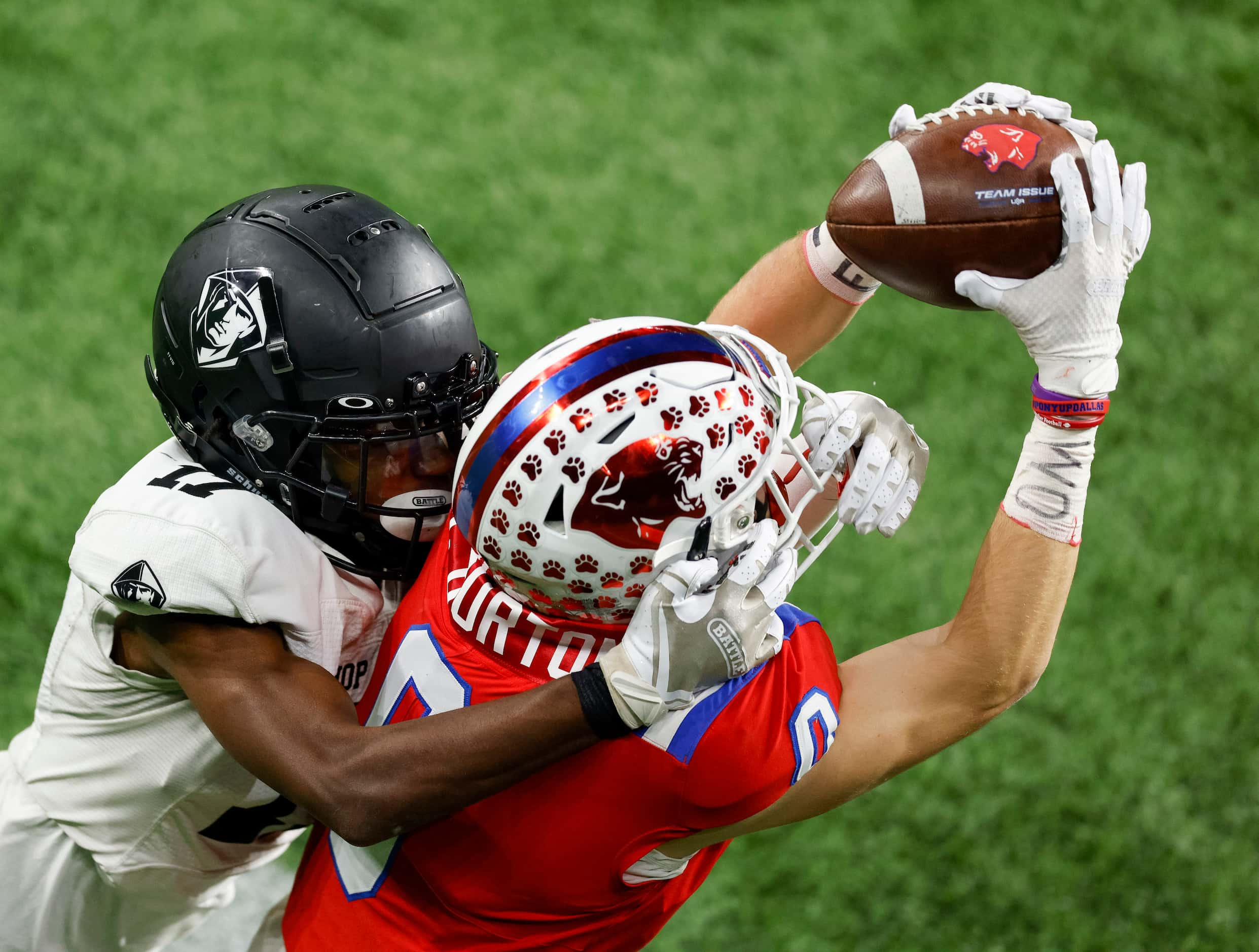 Parish Episcopal wide receiver Chase Burton (0) makes a catch over Bishop Lynch's Adrian...