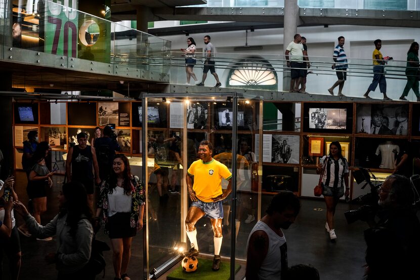 Una estatua de Pelé con el jersey amarillo de la selección brasileña y el número 10...