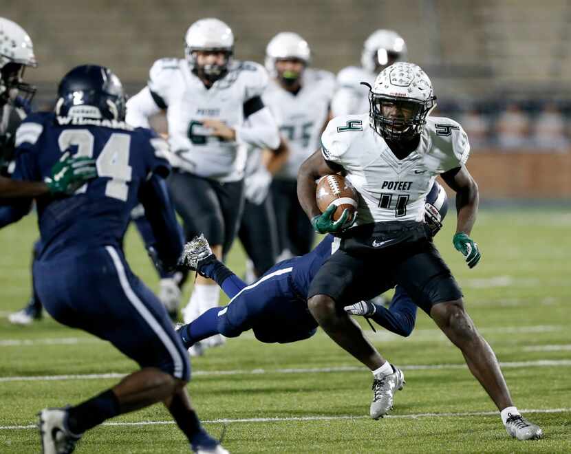 Mesquite Poteet running back Daquan Jackson (4) runs the ball against Frisco Lone Star in...