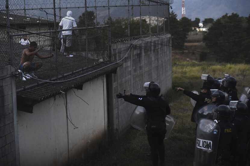 Los presos suben al tejado mientras la policía intenta tomar el control durante un motín en...