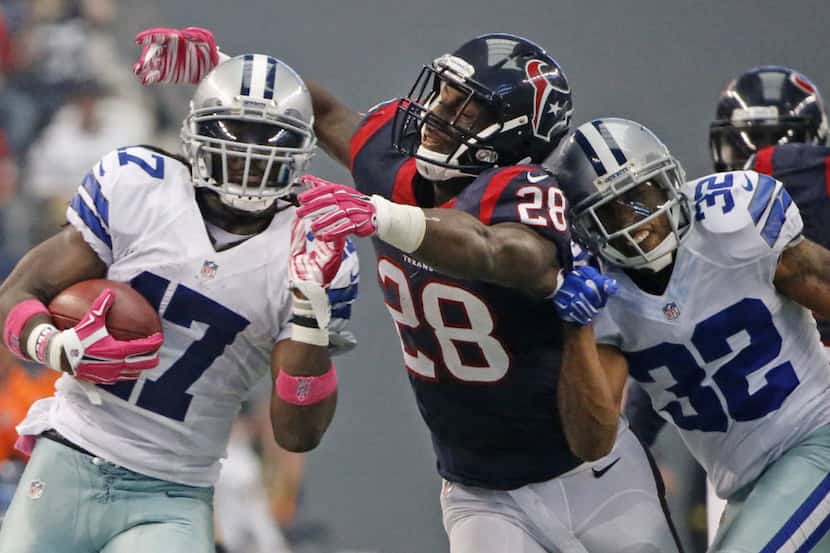 Dallas Cowboys wide receiver Dwayne Harris (17) returns a punt as Houston Texans running...