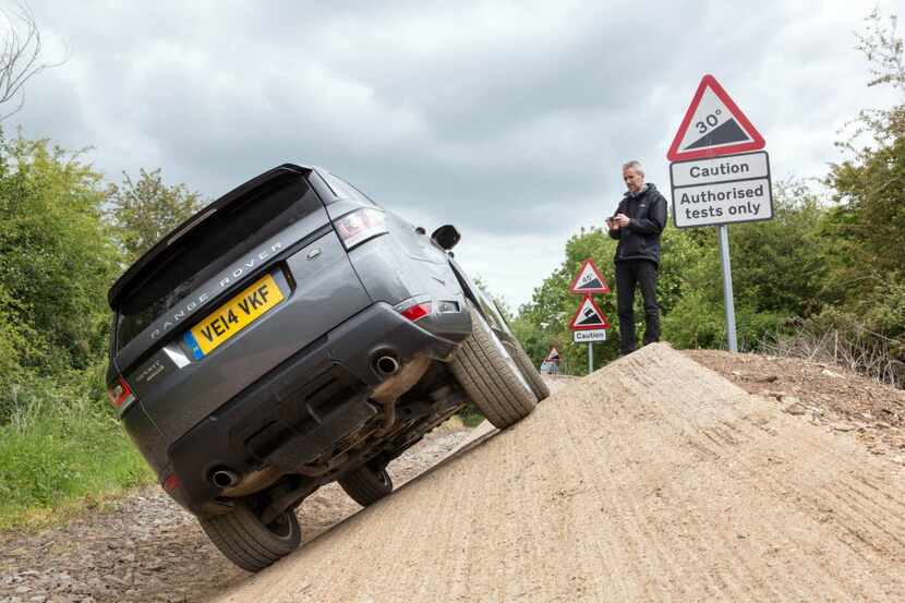  Jaguar Land Rover tests its remote control system.