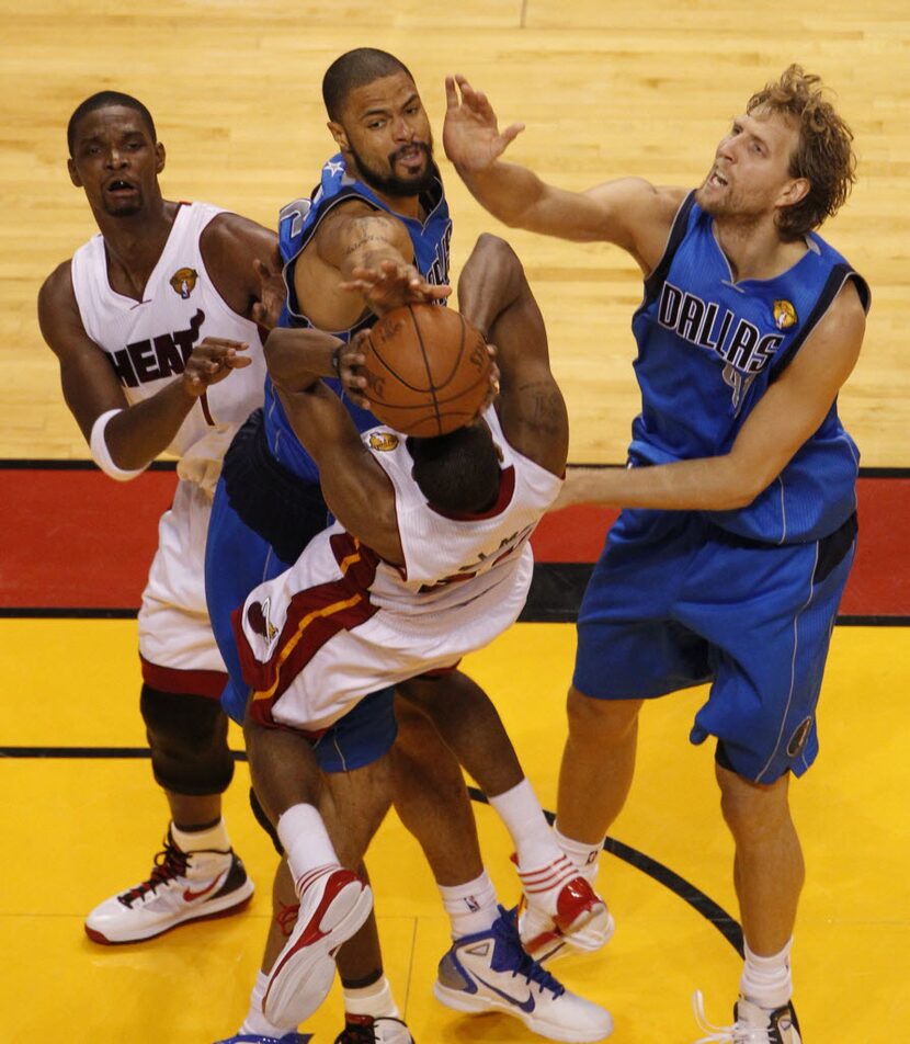 Dallas Mavericks center Tyson Chandler (6) and Dallas Mavericks power forward Dirk Nowitzki...