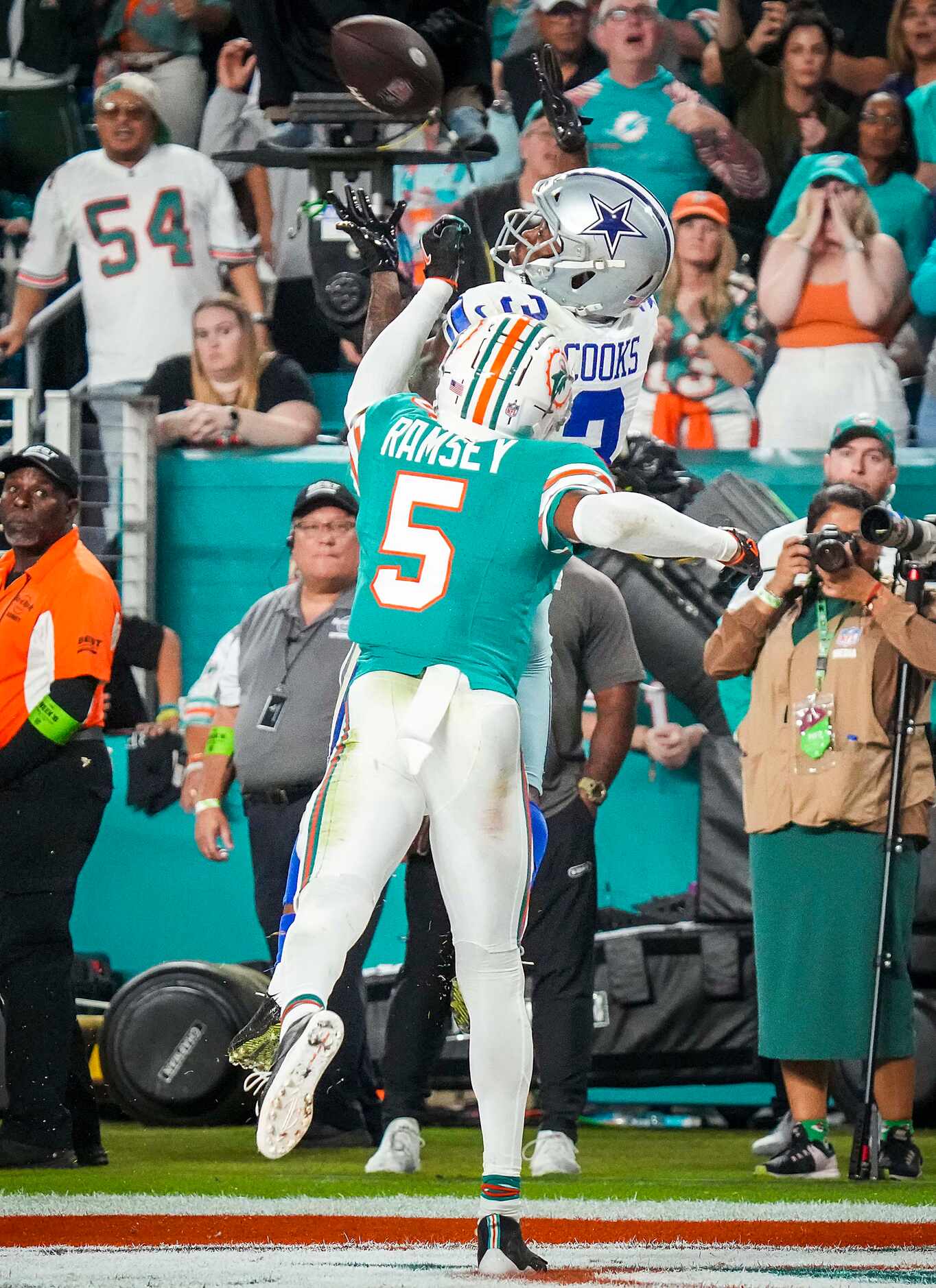 Dallas Cowboys wide receiver Brandin Cooks (3) catches touchdown pass from quarterback Dak...