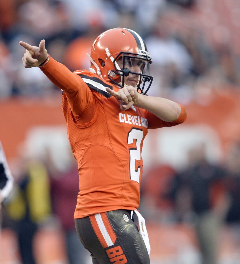 Cleveland Browns quarterback Johnny Manziel (2) signals a first down during the second half...