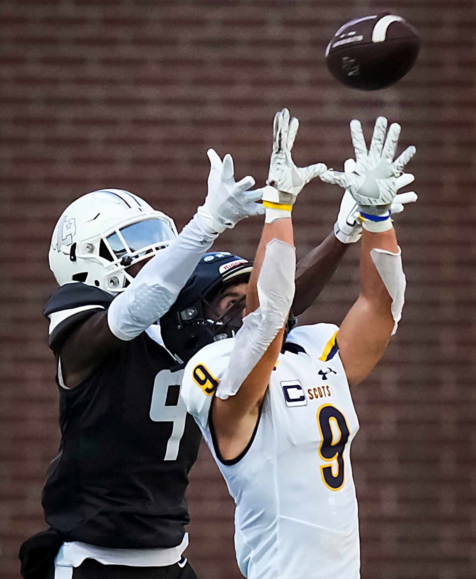 Highland Park defensive back Adam Rourke (9) breaks up a pass intended for Lewisville wide...