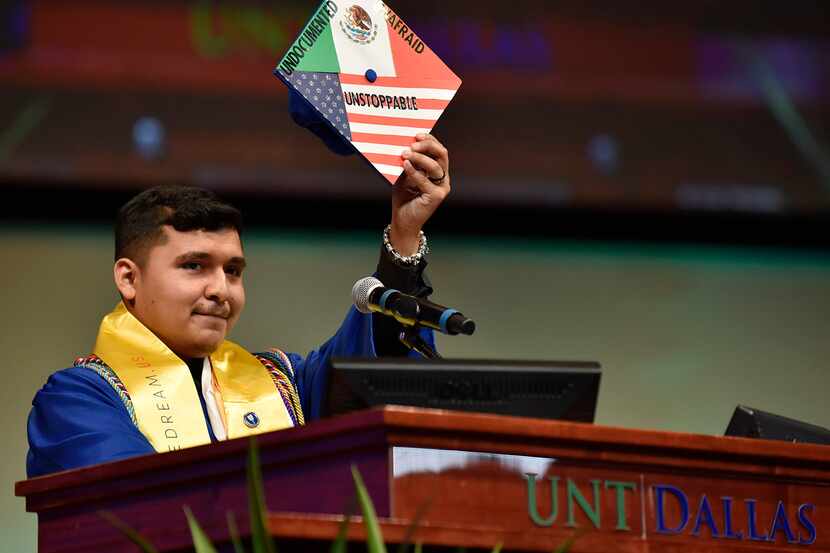 Héctor Robledo, estudiante beneficiario del programa DACA, dio el discurso estudiantil...