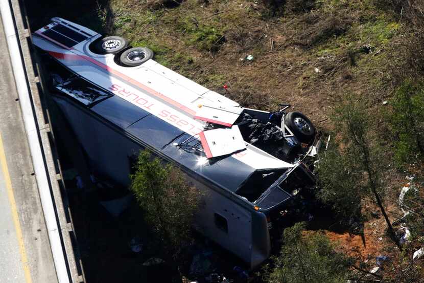 Imagen del lugar donde un autobús con estudiantes de Texas se desplomó por un barranco cerca...
