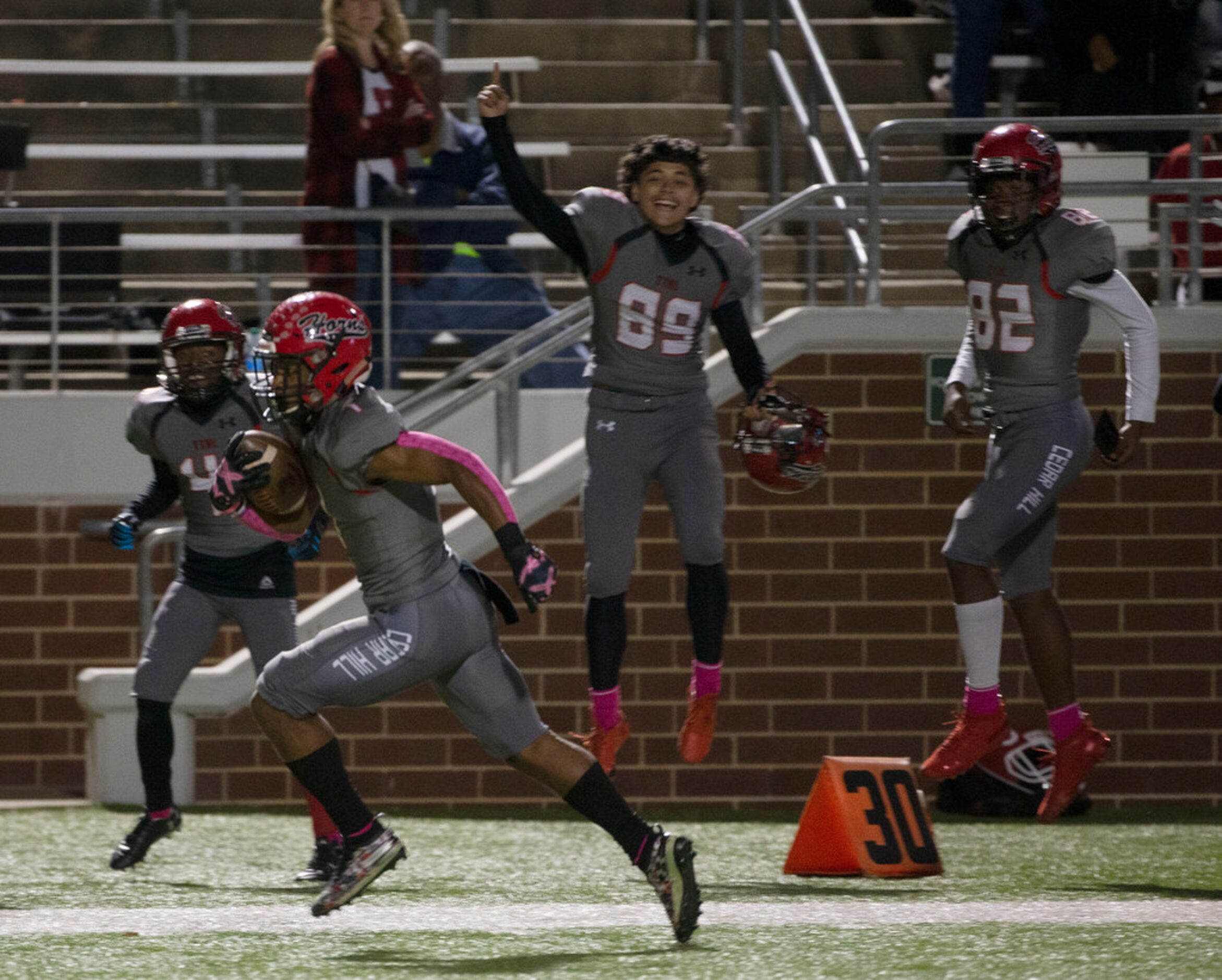 Cedar Hill receiver Quin Bright (1) runs for the winning touchdown against Mansfield Lake...