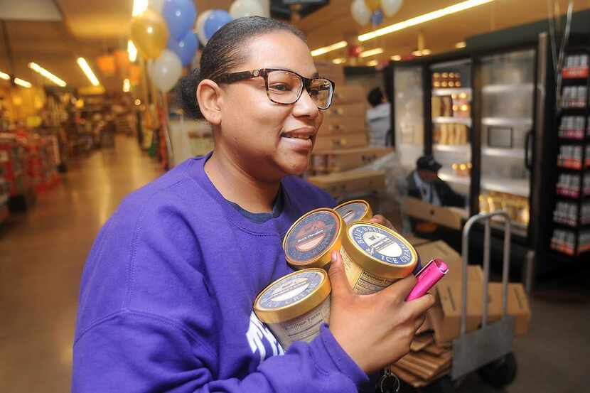 Kaylah An-Dream salió con las manos llenas de helados Blue Bell de un supermercado Kroger en...