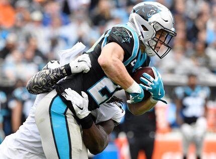 El corredor de los Panthers de Carolina, Christian McCaffrey, es una amenaza por tierra y...