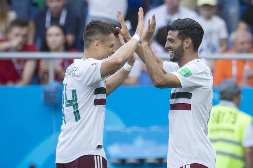 Javier 'Chicharito' Hernández (izq) y Carlos Vela compartieron la cancha en el Mundial de...