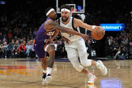 Dallas Mavericks guard Klay Thompson (31) shields the ball from Phoenix Suns guard Bradley...