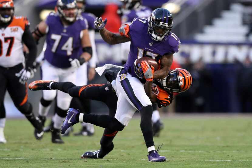 BALTIMORE, MD - DECEMBER 31: Wide Receiver Mike Wallace #17 of the Baltimore Ravens runs...