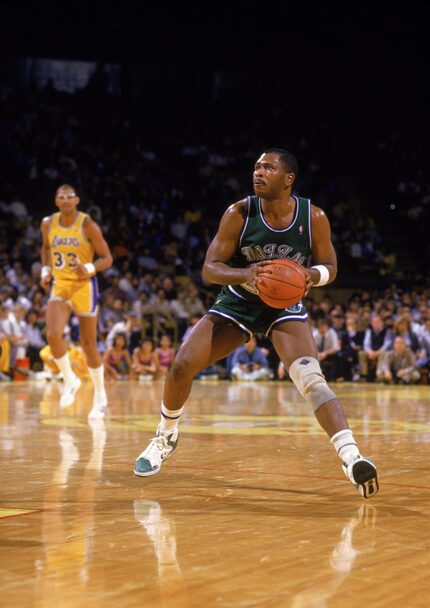 Mark Aguirre (24) durante un juego contra los Lakers de Los Ángeles celebrado en el Great...