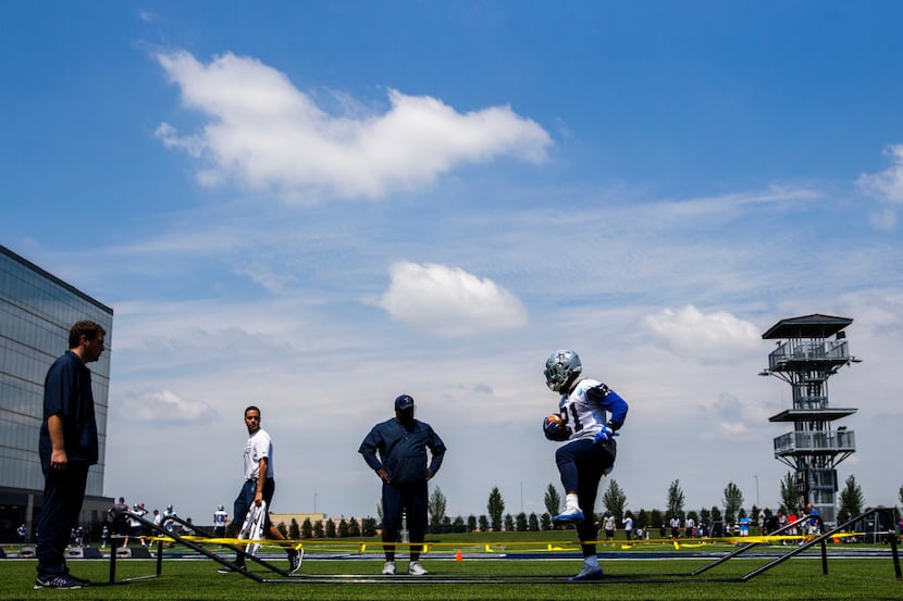 Dallas Cowboys running back Ezekiel Elliott (21) runs an agility drill during practice on...