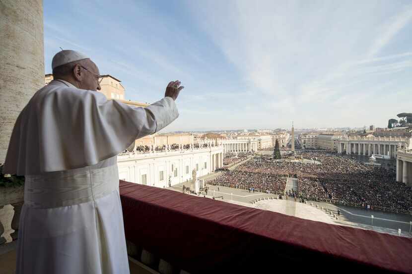 El papa Francisco durante su mensaje de Navidad, en la Basílica de San Pedro.(AP)
