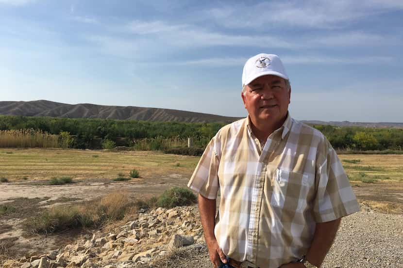 Terry Bishop, un granjero y residente de Presidio, Texas, pueblo fronterizo con Ojinaga,...