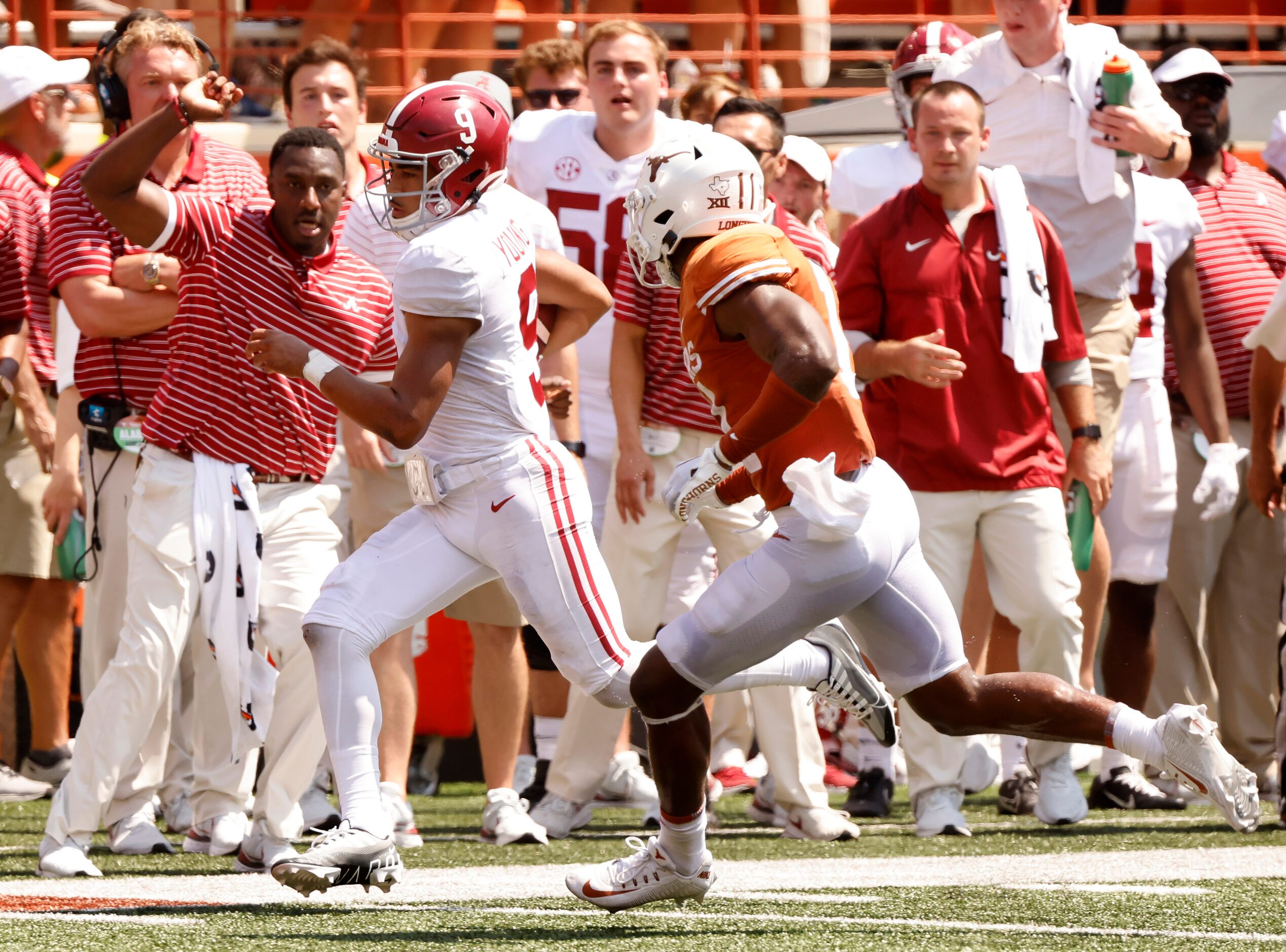 Alabama Crimson Tide quarterback Bryce Young (9) keeps the ball and races down the sideline...