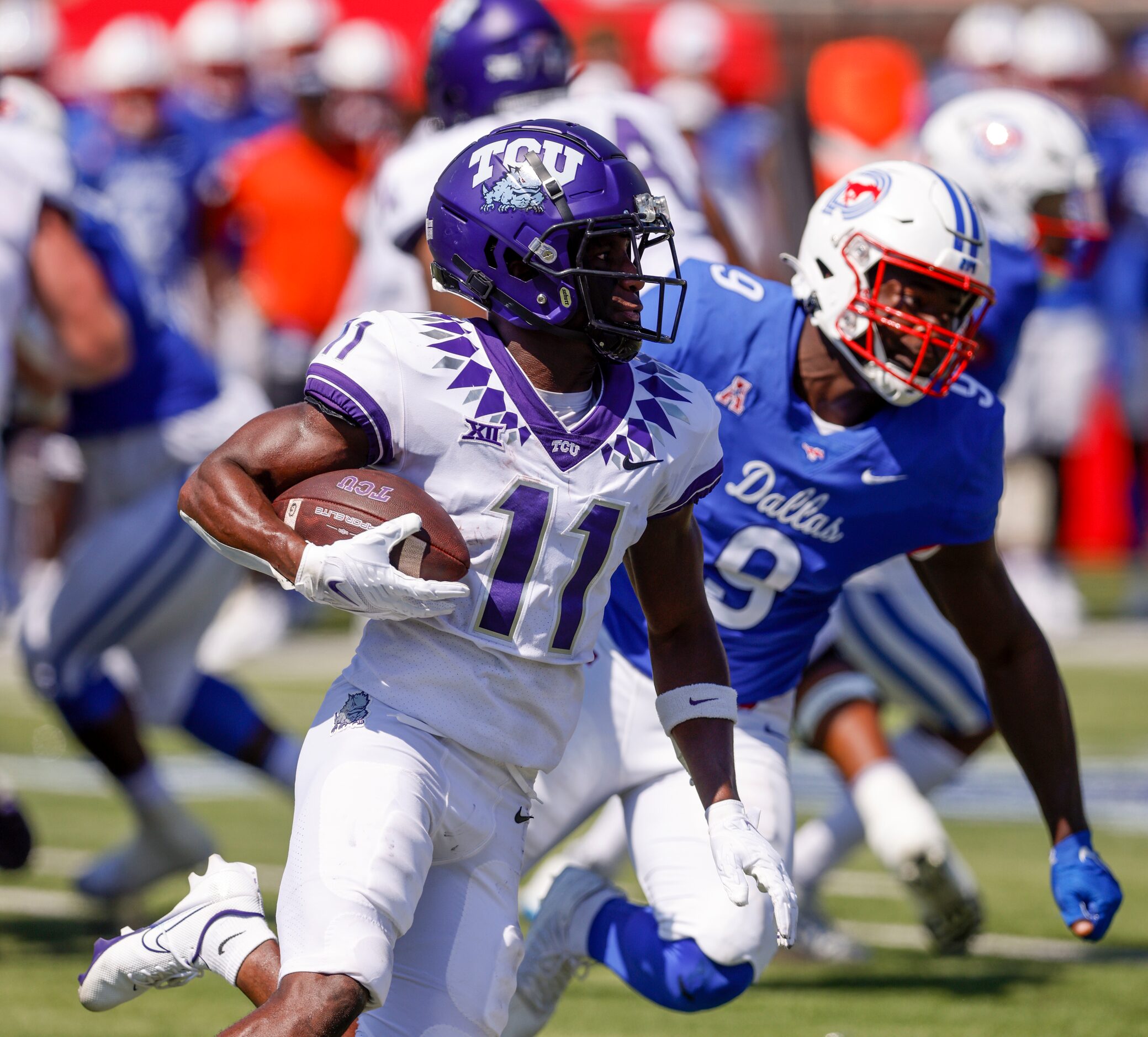 TCU wide receiver Derius Davis (11) runs for an 80-yard touchdown after a catch during the...