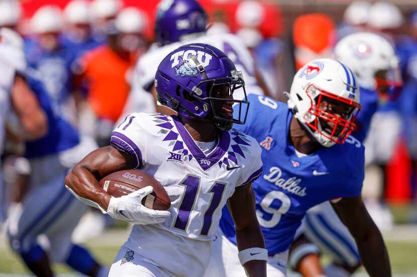 TCU wide receiver Derius Davis (11) runs for an 80-yard touchdown after a catch during the...