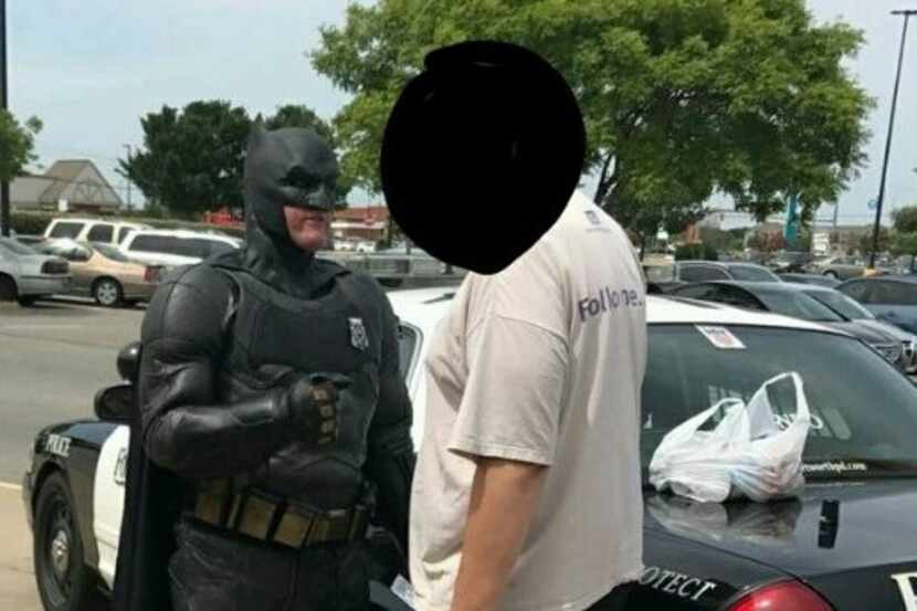Imagen tomada de la cuenta de Twitter de Damon Cole, un policía que se disfraza de...