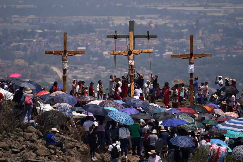 México: Una representación del Viacrucis en el barrio de San Mateo, en Tepotzotlán, México,...