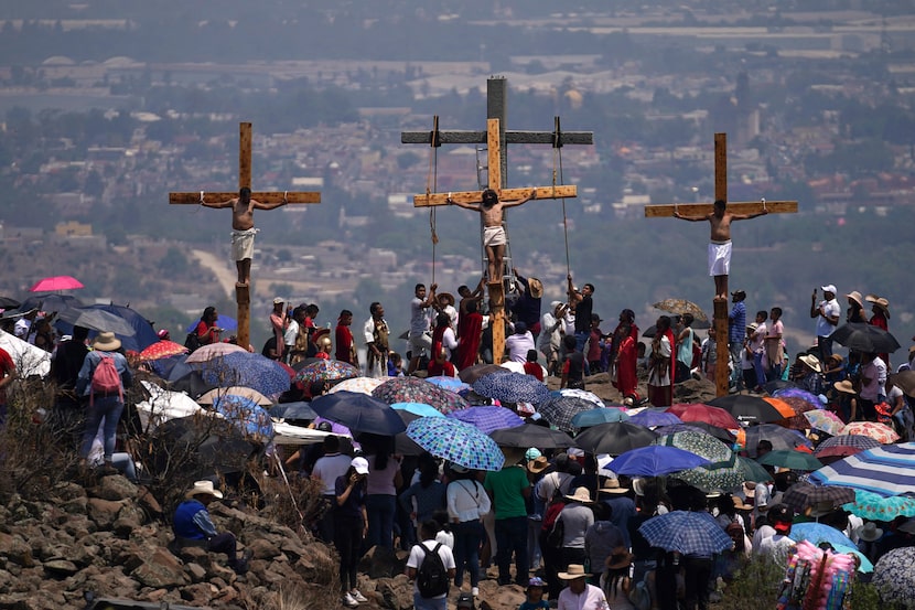 México: Una representación del Viacrucis en el barrio de San Mateo, en Tepotzotlán, México,...