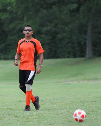 Ricardo Castañeda da un pase durante un entrenamiento en Meadowbrook Elementary School.