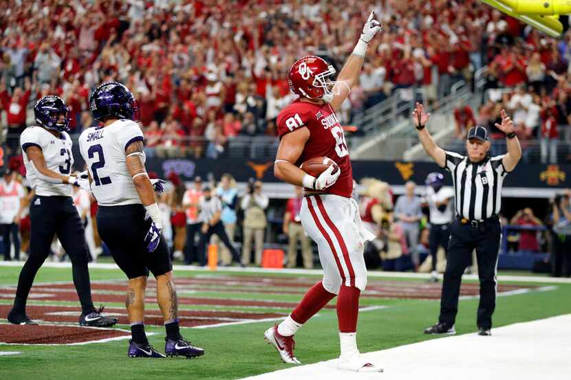 Oklahoma tight end Mark Andrews (81) makes a short catch for a second-quarter touchdown...