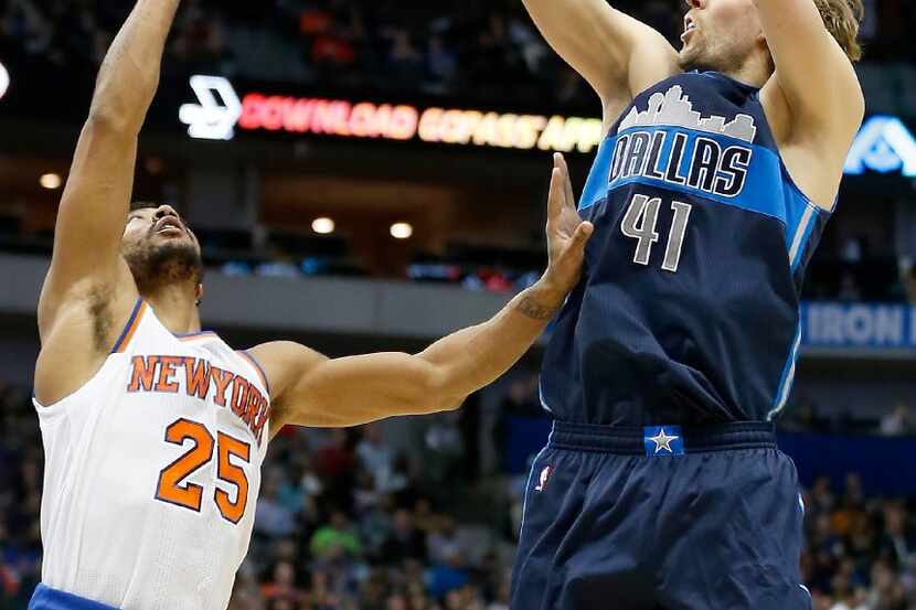 Dallas Mavericks forward Dirk Nowitzki (41) shoots over New York Knicks guard Derrick Rose...