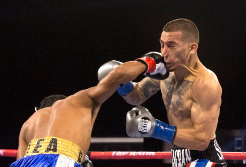 Daniel Olea (izq.) vs. Jason Sánchez. (Daniel Carde/The Dallas Morning News)